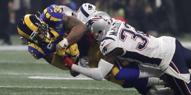 Zwei Spieler der New England Patriots und Los Angeles Rams beim Super Bowl Zwei Spieler der New England Patriots und Los Angeles Rams beim Super Bowl