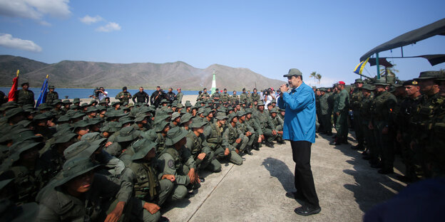 Venezuela Präsident Nicolas Maduro hält eine Rede vor Soldaten Venezuela Präsident Nicolas Maduro hält eine Rede vor Soldaten