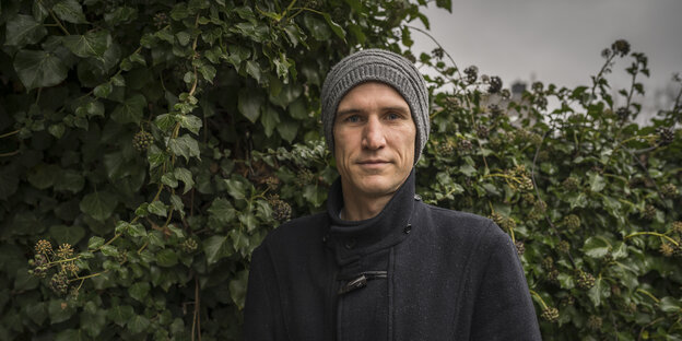 Tom Sietas steht vor einer Hecke. Tom Sietas steht vor einer Hecke.