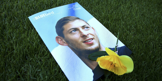 Ein Foto des Spielers Emiliano Sala liegt auf dem Stadionrasen seines neuen Clubs Cardiff City in Wales Ein Foto des Spielers Emiliano Sala liegt auf dem Stadionrasen seines neuen Clubs Cardiff City in Wales