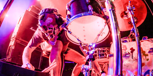 Ein Mann sitzt mit Maske vor einem Schlagzeug. Es ist der Drummer des US-Duos Lightning Bolt Ein Mann sitzt mit Maske vor einem Schlagzeug. Es ist der Drummer des US-Duos Lightning Bolt