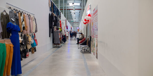 Halle 18 im Dong Xuan Center : Ein lange Flur, an den Seiten hängen Kleidungstücke und andere Accesoires Halle 18 im Dong Xuan Center : Ein lange Flur, an den Seiten hängen Kleidungstücke und andere Accesoires