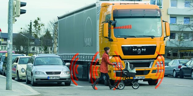 Frau mit Kinderwagen und Lkw mit Abbiegeassistent Frau mit Kinderwagen und Lkw mit Abbiegeassistent