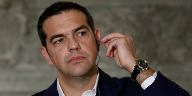 Alexis Tsipras mit erhobener Hand Alexis Tsipras mit erhobener Hand