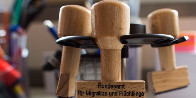 ein Stempelkarussell, auf dem vorderen Stempel steht „Bundesamt für Migration und Flüchtlinge“ ein Stempelkarussell, auf dem vorderen Stempel steht „Bundesamt für Migration und Flüchtlinge“