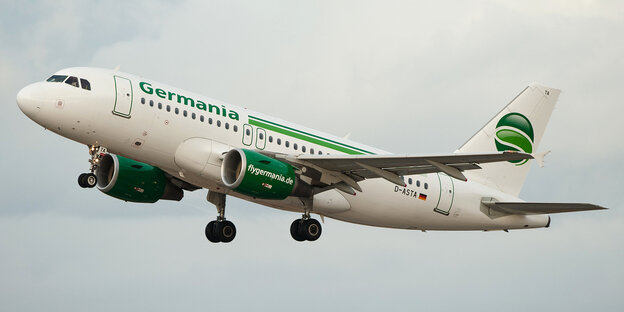 Ein Airbus A319 der deutschen Fluggesellschaft Germania hebt vom Flughafen ab