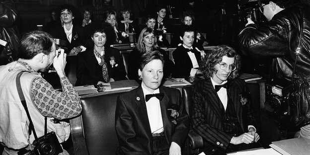 Frauen in Anzügen sitzen 1986 in der Hamburgischen Bürgerschaft. Frauen in Anzügen sitzen 1986 in der Hamburgischen Bürgerschaft.