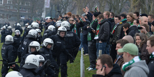 Polizisten am Weser-Stadion hindern Werder-Fans daran, zu HSV-Fans zu gelangen. Polizisten am Weser-Stadion hindern Werder-Fans daran, zu HSV-Fans zu gelangen.