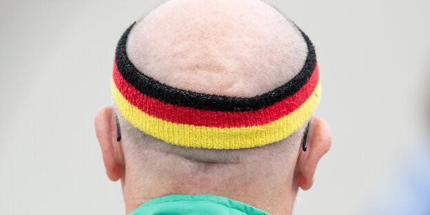 sportlicher Rentner mit Schwarz-Rot-Gold-Stirnband sportlicher Rentner mit Schwarz-Rot-Gold-Stirnband