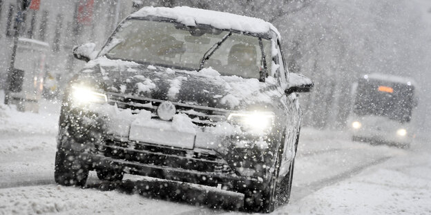 ein auto im schnee ein auto im schnee