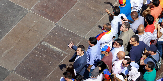 Juan Gaudio winkt bei einer Demo gegen Venezuelas Präsident Nicolás Maduro Juan Gaudio winkt bei einer Demo gegen Venezuelas Präsident Nicolás Maduro