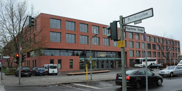 Die Otto-Hanhn-Schule in Neukölln von außen Die Otto-Hanhn-Schule in Neukölln von außen