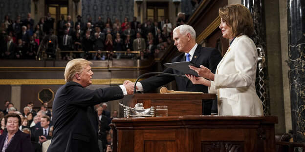 Trump gibt Mike Pence die Hand. Neben Pence steht Pelosi. Trump gibt Mike Pence die Hand. Neben Pence steht Pelosi.