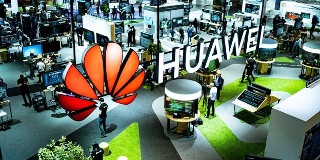 Blick in eine Messehalle mit überdimensioniertem Huawei-Logo Blick in eine Messehalle mit überdimensioniertem Huawei-Logo