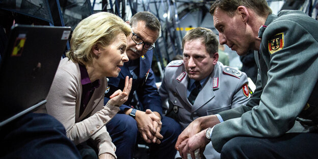 Ursula von der Leyen bespricht sich auf der Rückreise aus Estland im A 400