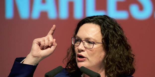 Andrea Nahles hebt den Finger in die Höhe Andrea Nahles hebt den Finger in die Höhe