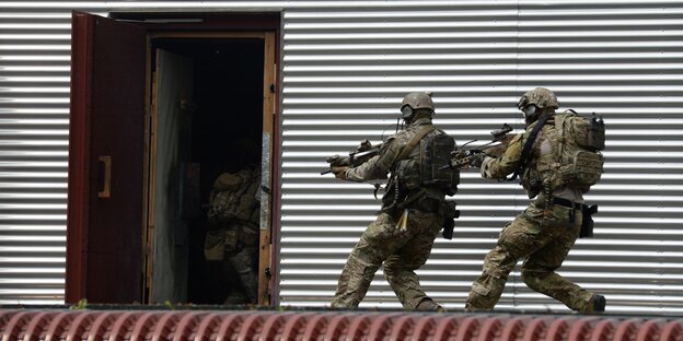 zwei soldaten bei einer übung zwei soldaten bei einer übung