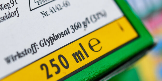 Die Verpackung eines Unkrautvernichtungsmittels, das den Wirkstoff Glyphosat enthält Die Verpackung eines Unkrautvernichtungsmittels, das den Wirkstoff Glyphosat enthält