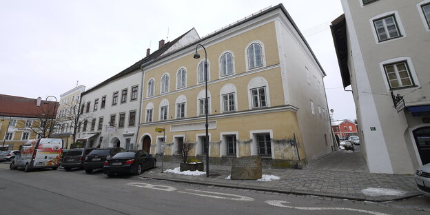 Das zweistöckige Geburtshaus von Adolf Hitler