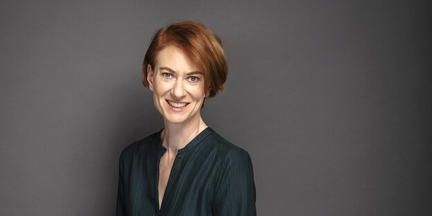 Autorin Simone Meier lächelt in die Kamera Autorin Simone Meier lächelt in die Kamera