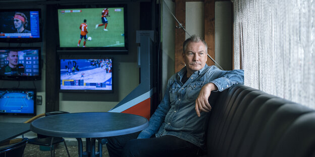 Bernd Hobinger sitzt auf einem Sofa - das steht im Wettbüro namens Goldesel Bernd Hobinger sitzt auf einem Sofa - das steht im Wettbüro namens Goldesel