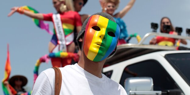 Menschen mit Regenbogensymbolen tanzen Menschen mit Regenbogensymbolen tanzen