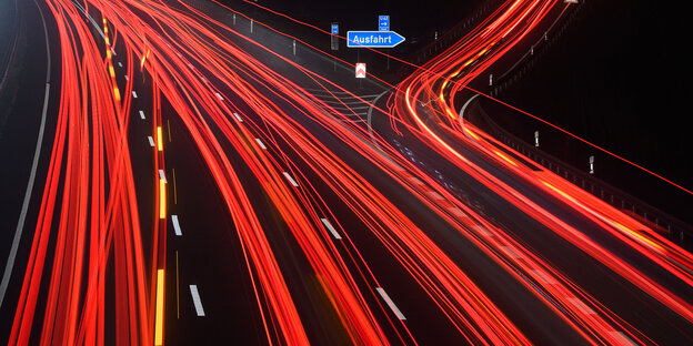 Lichtspuren auf der Straße bei Nacht