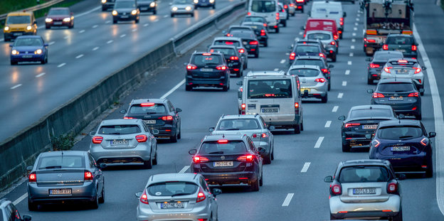 Pkw auf der Autobahn in stockendem Verkehr Pkw auf der Autobahn in stockendem Verkehr