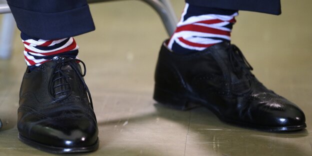 Zwei Schuhe, daraus sichtbar Socken im Union-Jack-Design Zwei Schuhe, daraus sichtbar Socken im Union-Jack-Design