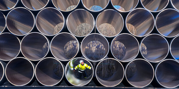 04.12.2018, Mecklenburg-Vorpommern, Groß Polzin: Ein Pipeline-Stück der Erdgaspipeline Eugal wird mit Hilfe von Seitenbaumkränen bei Anklam ins Erdreich verlegt. 04.12.2018, Mecklenburg-Vorpommern, Groß Polzin: Ein Pipeline-Stück der Erdgaspipeline Eugal wird mit Hilfe von Seitenbaumkränen bei Anklam ins Erdreich verlegt.