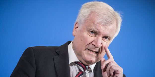 Minister Seehofer bei einer Pressekonferenz Minister Seehofer bei einer Pressekonferenz