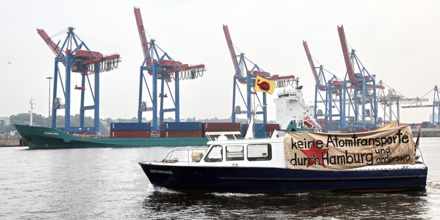 Mit einem Boot und Transparenten demonstrieren Atomkraftgegner im Jahr 2011 gegen den Umschlag von uranhaltigem Material im Hamburger Hafen.