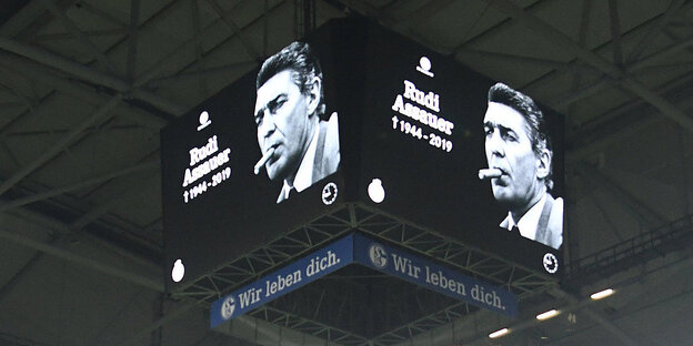 Auf dem Videowürfel eines Stadions ist ein Bild von Rudi Assauer zu sehen