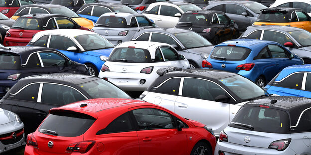 Autos auf einem Parkplatz Autos auf einem Parkplatz