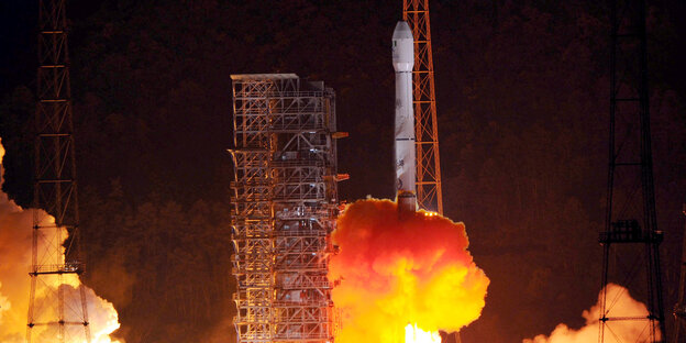 Mit viel Rauch und Feuer startet die chinesische Rakete Mit viel Rauch und Feuer startet die chinesische Rakete