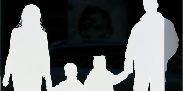 Silhouette einer Familie mit Mann, Frau und zwei Kindern Silhouette einer Familie mit Mann, Frau und zwei Kindern