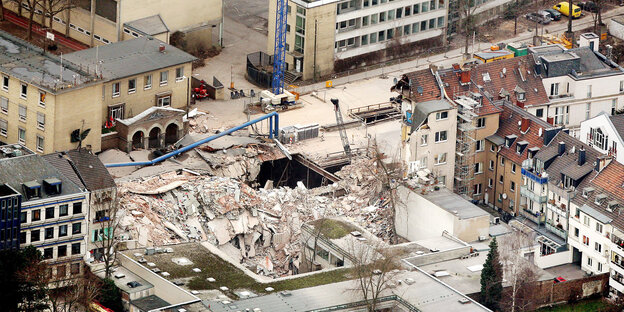 eingestürztes Haus aus der Vogelperspektive