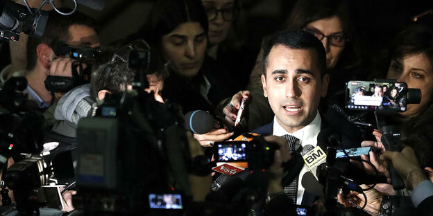 Italiens stellvertretender Ministerpräsident Luigi di Maio spricht in die Mikrofone von JournalistInnen Italiens stellvertretender Ministerpräsident Luigi di Maio spricht in die Mikrofone von JournalistInnen