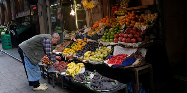 In Istanbul beugt sich ein Mann über einen Obststand In Istanbul beugt sich ein Mann über einen Obststand