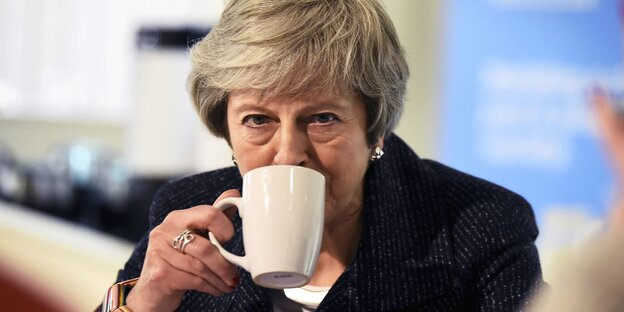 Theresa May trinkt aus einer Tasse Theresa May trinkt aus einer Tasse
