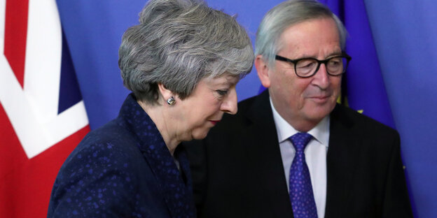Die britische Premierministerin Theresa May steht neben EU-Kommissionschef Jean-Claude Juncker Die britische Premierministerin Theresa May steht neben EU-Kommissionschef Jean-Claude Juncker