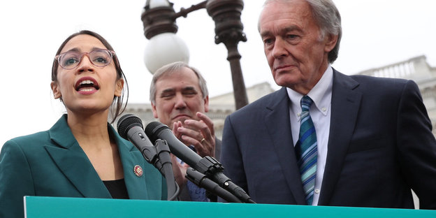 Alexandria Ocasio-Cortez und Senator Ed Markey (r.) bei einer Pressekonferenz am Donnerstag in Washington Alexandria Ocasio-Cortez und Senator Ed Markey (r.) bei einer Pressekonferenz am Donnerstag in Washington