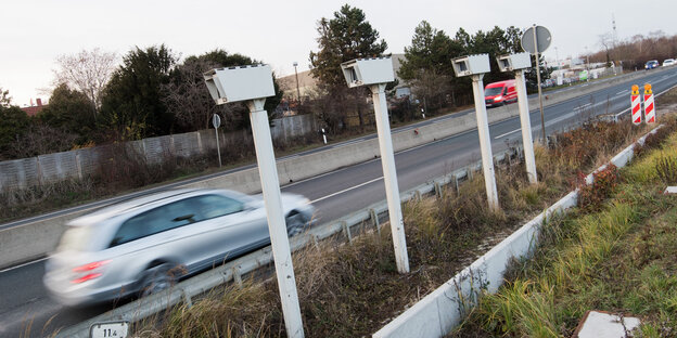 Autos fahren auf der Bundesstraße B6 in der Region Hannover an einem Streckenradar vorbei. Autos fahren auf der Bundesstraße B6 in der Region Hannover an einem Streckenradar vorbei.