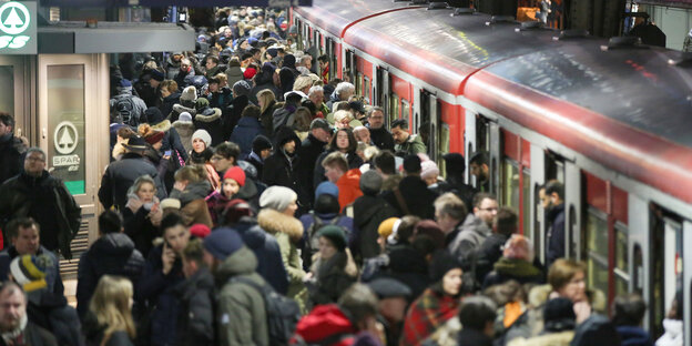 Reisende stehen am Hamburger Hauptbahnhof an einem S-Bahn-Gleis. Reisende stehen am Hamburger Hauptbahnhof an einem S-Bahn-Gleis.