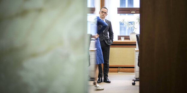 Außenminister Heiko Maas spricht mit einer Frau, man sieht nicht viel von ihr Außenminister Heiko Maas spricht mit einer Frau, man sieht nicht viel von ihr