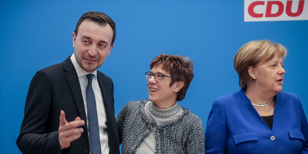 Annegret Kramp-Karrenbauer steht zwischen Paul Ziemiak und Angela Merkel Annegret Kramp-Karrenbauer steht zwischen Paul Ziemiak und Angela Merkel