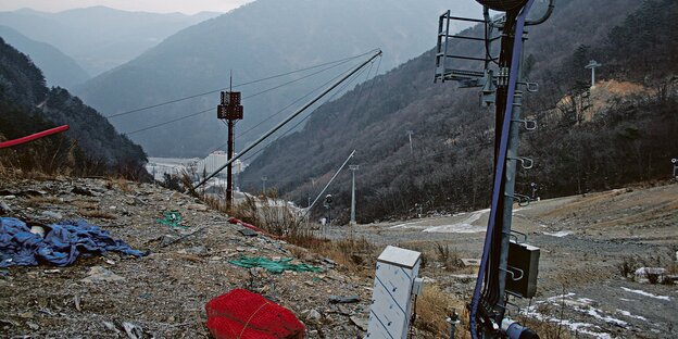 Müll und Unrat auf der Abfahrtstrecke von Jeongseon Müll und Unrat auf der Abfahrtstrecke von Jeongseon