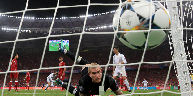 Loris Karius schaut hinter sich ins Tor, in das gerade ein Fußball einschlägt Loris Karius schaut hinter sich ins Tor, in das gerade ein Fußball einschlägt