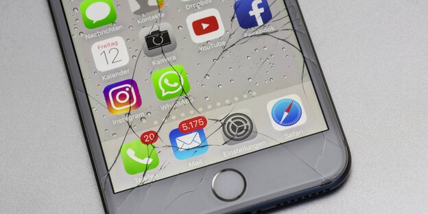 Ein zerschlagenes Handy-Display zeigt das App-Symbol von Facebook und anderen sozialen Netzwerken Ein zerschlagenes Handy-Display zeigt das App-Symbol von Facebook und anderen sozialen Netzwerken