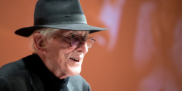 Tomi Ungerer mit schwarzem Hut und Anzug Tomi Ungerer mit schwarzem Hut und Anzug